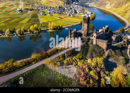 Veduta aerea, Poltersdorf con vigneti e il castello di Metternich, Zell, Mosella, Renania-Palatinato, Germania Foto Stock