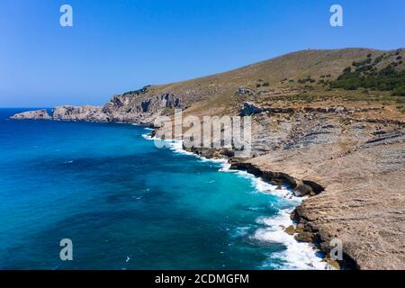 Vista aerea, scogliere e spiaggia, Cala Agulla, Cala Mesquida, Maiorca, Isole Baleari, Spagna Foto Stock