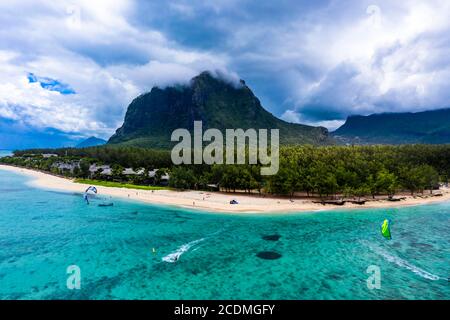 Vista aerea, le Morne montagna con hotel di lusso, Mauritius, Africa Foto Stock