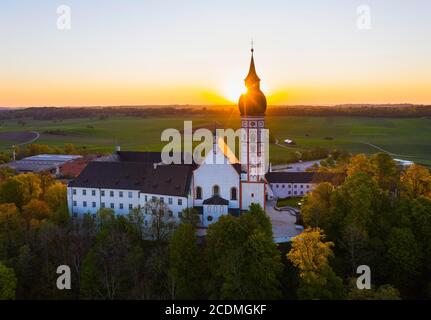 Monastero Andechs all'alba, Fuenfseenland, Pfaffenwinkel, drone picture, alta Baviera, Baviera, Germania Foto Stock