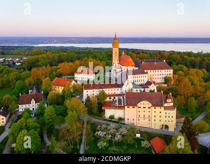 Monastero Andechs alla luce del mattino, Lago Ammer, Fuenfseenland, Pfaffenwinkel, registrazione droni, alta Baviera, Baviera, Germania Foto Stock