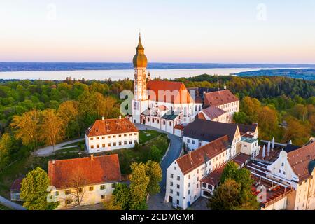 Monastero Andechs alla luce del mattino, Lago Ammer, Fuenfseenland, Pfaffenwinkel, registrazione droni, alta Baviera, Baviera, Germania Foto Stock