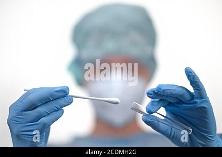 Personale medico in RT-PCR, reazione a catena della polimerasi a trascrittasi inversa in tempo reale, test corona, crisi corona, Baden-Wuerttemberg, Germania Foto Stock