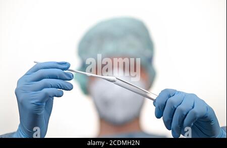 Personale medico in RT-PCR, reazione a catena della polimerasi a trascrittasi inversa in tempo reale, test corona, crisi corona, Baden-Wuerttemberg, Germania Foto Stock