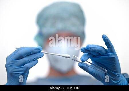 Personale medico in RT-PCR, reazione a catena della polimerasi a trascrittasi inversa in tempo reale, test corona, crisi corona, Baden-Wuerttemberg, Germania Foto Stock
