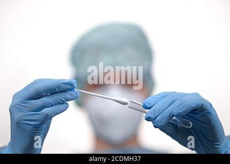 Personale medico in RT-PCR, reazione a catena della polimerasi a trascrittasi inversa in tempo reale, test corona, crisi corona, Baden-Wuerttemberg, Germania Foto Stock
