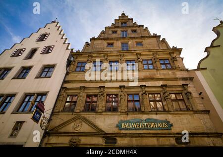 Casa padronale con facciata in pietra arenaria, case a timpano, case cittadine, Rothenburg ob der Tauber, Franconia, Baviera, Germania Foto Stock