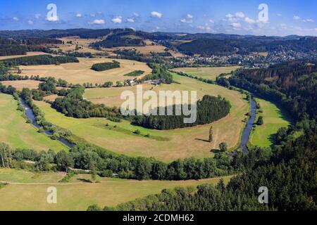 Oberhuettental con la curva del Eder, dietro Schwarzenau, distretto di Bad Berleburg, Siegen-Wittgenstein distretto, Nord Reno-Westfalia, Germania Foto Stock