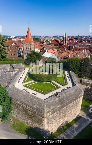 Castello giardino in basso bastione, dietro Tiergaertnertor torre, dietro di esso Sebalder Altstdt con la chiesa di San Sebald, anche Sebaldus chiesa, vista aerea Foto Stock