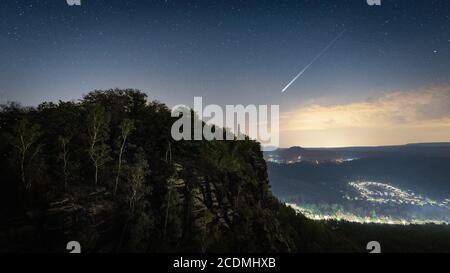 Perseidi sparare stella sopra il Lilienstein, Elbe montagne di arenaria, Sassonia Svizzera, Germania Foto Stock