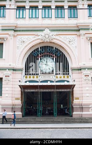 Ingresso principale dell'Ufficio postale centrale di Saigon, Vietnam Foto Stock