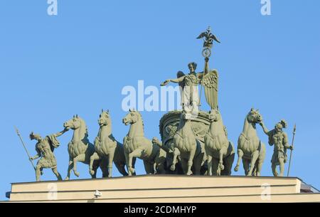 Gruppo di sculture sull'arco di Trionfo dell'edificio dello Stato maggiore A San Pietroburgo Foto Stock