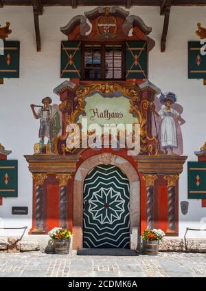 Lueftlmalerei am Rathaus, pittura di facciata, Ruhpolding, Chiemgau, alta Baviera, Baviera, Germania Foto Stock