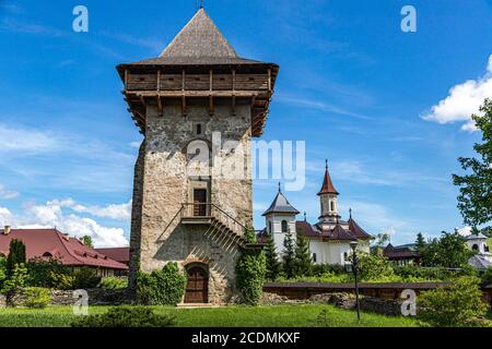 La vecchia torre di guardia del Monastero di Humor sullo sfondo il nuovo Monastero di Humor, Humor, Romania Foto Stock