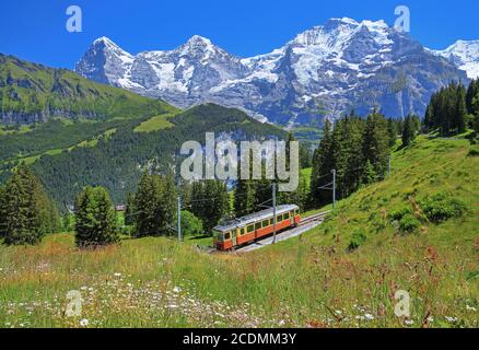 Prato montano e ferrovia di Muerren con il trionfale del massiccio dell'Eiger, Moench e Jungfrau, Muerren, Jungfrau, Oberland Bernese, Canton Foto Stock