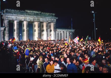 Festa dell'unità il 2/3 ottobre 1990, cerimonia della riunificazione di fronte al Reichstag, alle 0.00 la bandiera dell'unità è issata sotto gli applaudimenti del Foto Stock