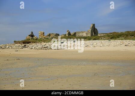 Rovina sulla spiaggia di sabbia a bassa marea Grande Ile, Fr Foto Stock