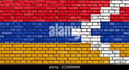 Bandiera del Nagorno Karabakh dipinta su un muro di mattoni Foto Stock