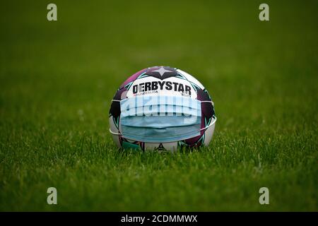 Adidas Derbystar Brillant APS 20/21, pallone della Bundesliga tedesca stagione 2020/2021, maschera facciale, immagine simbolica della Bundesliga nella Corona Foto Stock