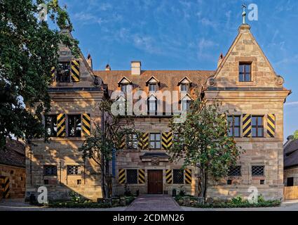Il castello di legno Almoshof, chiamato anche Holzschuher Schloss Almoshof, costruito nel 1517, sede del negozio culturale Almoshof, Almoshof, distretto di Foto Stock