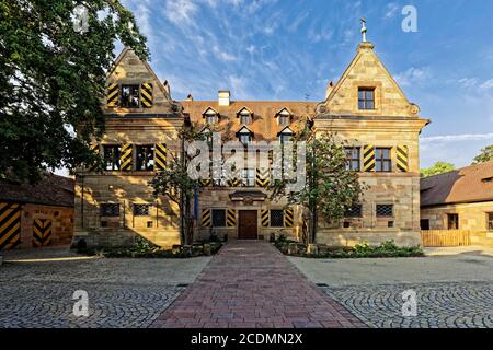 Il castello di legno Almoshof, chiamato anche Holzschuher Schloss Almoshof, costruito nel 1517, sede del negozio culturale Almoshof, Almoshof, distretto di Foto Stock