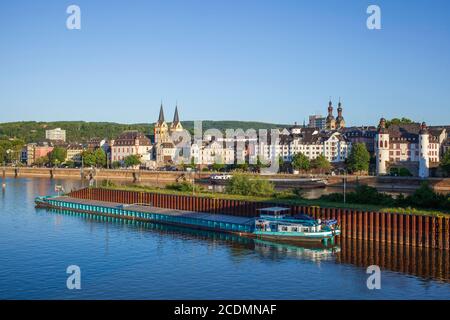 Peter Altmeier banca sulla Mosella con la città vecchia e la navigazione interna nave nella luce della sera, Coblenza, Renania-Palatinato, Germania Foto Stock