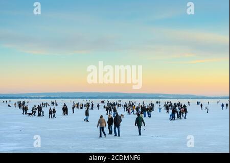 Escursionisti e pattinatori sul Duemmer in inverno, Duemmerlohhausen, bassa Sassonia, Germania Foto Stock