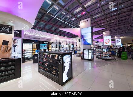 Shopping di cosmetici duty free, aeroporto di Bangkok Foto Stock