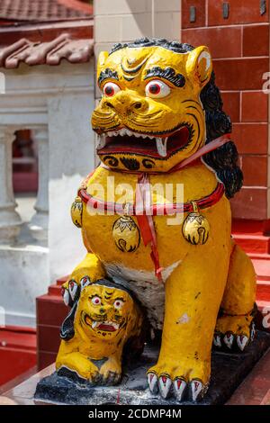 Leone guardiano femminile Shishi al tempio buddista cinese Vihara Amurya Bhumi Blahbatuh. Kemenuh, Gianyar, Bali, Indonesia. Foto Stock