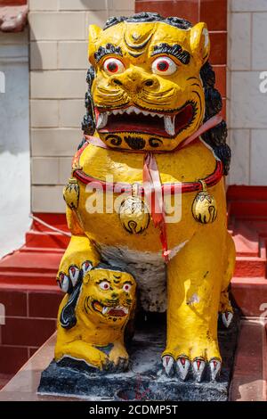 Leone guardiano femminile Shishi al tempio buddista cinese Vihara Amurya Bhumi Blahbatuh. Kemenuh, Gianyar, Bali, Indonesia. Foto Stock