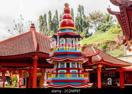 Forno per bruciare carta di joss al tempio buddista cinese Vihara Amurya Bhumi Blahbatuh. Kemenuh, Gianyar, Bali, Indonesia. Foto Stock