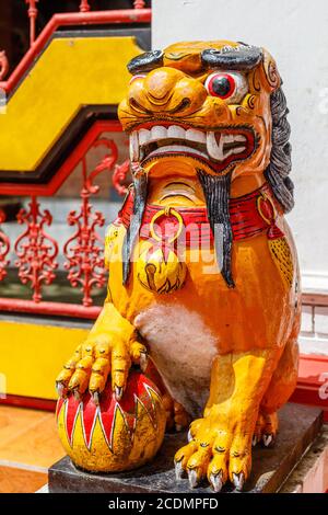 Leone guardiano di Shishi al tempio buddista cinese Vihara Amurya Bhumi Blahbatuh. Kemenuh, Gianyar, Bali, Indonesia. Foto Stock