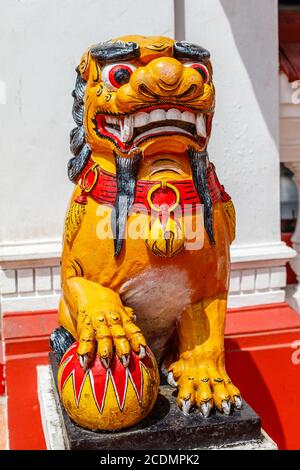 Leone guardiano di Shishi al tempio buddista cinese Vihara Amurya Bhumi Blahbatuh. Kemenuh, Gianyar, Bali, Indonesia. Foto Stock