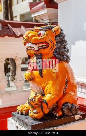 Leone guardiano femminile Shishi al tempio buddista cinese Vihara Amurya Bhumi Blahbatuh. Kemenuh, Gianyar, Bali, Indonesia. Foto Stock