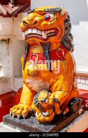 Leone guardiano femminile Shishi al tempio buddista cinese Vihara Amurya Bhumi Blahbatuh. Kemenuh, Gianyar, Bali, Indonesia. Foto Stock