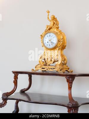 Antico orologio d'oro nel Museo dell'Hermitage Foto Stock