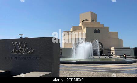 Museo d'Arte Islamica, Doha, Qatar con vista esterna diurna con fontana in primo piano Foto Stock