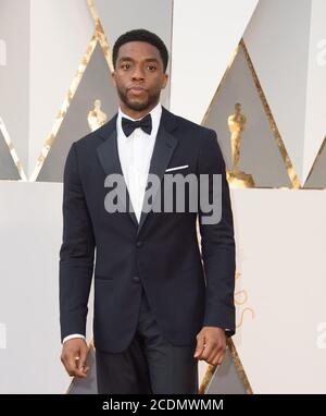 FILE: 29 ago 2020. Hollywood, Stati Uniti d'America. 28 Feb 2016. HOLLYWOOD, CA - FEBBRAIO 28: Chadwick Boseman partecipa all'ottantottantesimo annuale Academy Awards all'Hollywood & Highland Center il 28 Febbraio 2016 a Hollywood, California. Persone: Chadwick Boseman credito: Storms Media Group / Alamy Live News Foto Stock