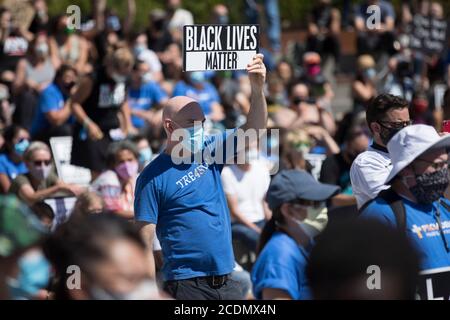 Portland, Oregon, Stati Uniti. 28 Agosto 2020. Migliaia di persone hanno marciato nel 'March on Portland, following the Dream', che ha coinciso con la marcia di Washington, DC venerdì 28 agosto 2020. Oggi segna il 57 ° anniversario del Dr. King, Jr. ''ho UN sogno, '' discorso. La marcia di Portland è stata organizzata dal capitolo NAACP di Portland e dal venerdì 4 Freedom, un'organizzazione giovanile Black. Credit: Katharine Kimball/ZUMA Wire/Alamy Live News Foto Stock