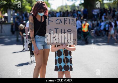 Portland, Oregon, Stati Uniti. 28 Agosto 2020. Una giovane ragazza ha un segno che recita ''Fart the Police'' durante il 'March on Portland, following the Dream'', venerdì 28 agosto 2020. L'evento ha coinciso con la marcia di Washington, DC oggi segna il 57° anniversario del discorso del Dr. King, Jr. ''ho UN sogno, ''. La marcia di Portland è stata organizzata dal capitolo NAACP di Portland e dal venerdì 4 Freedom, un'organizzazione giovanile Black. Credit: Katharine Kimball/ZUMA Wire/Alamy Live News Foto Stock