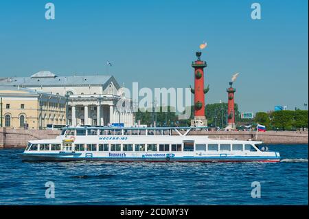 Nave a motore allo spiedotto dell'isola di Vasilyevsky, San Pietroburgo Foto Stock