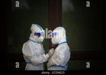 Pechino, Nepal. 28 Agosto 2020. Gli operatori sanitari aspettano di raccogliere campioni di tampone dai giornalisti per il test COVID-19 a Kathmandu, Nepal, 28 agosto 2020. Credit: Sulav Shrestha/Xinhua/Alamy Live News Foto Stock