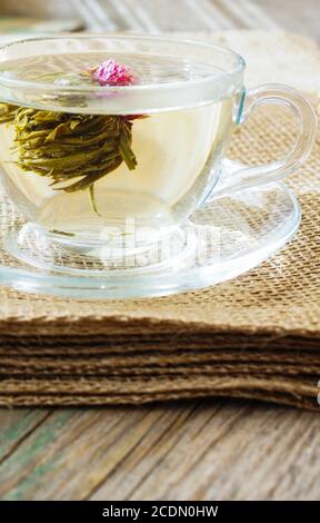 Il tè verde cinese palle con fiori, tazza da tè Foto Stock