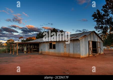 Shearing Shed di legno all'alba, Charleville, Queensland, Australia Foto Stock