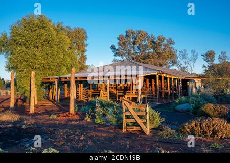 Shearing Shed di legno all'alba, Charleville, Queensland, Australia Foto Stock