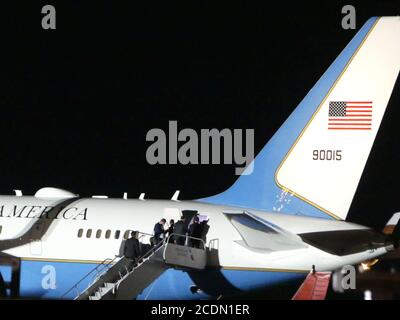 Manchester, New Hampshire, Stati Uniti. 28 Agosto 2020. (NUOVO) il presidente Trump parla ad un raduno all’aeroporto regionale di Manchester-Boston. 28 agosto 2020, Manchester-New Hampshire. Il presidente degli Stati Uniti, Donald Trump, durante un raduno all'aeroporto regionale di Manchester-Boston, parla ai sostenitori di Trump e alcuni di loro si allineano per vederlo attraverso il grande schermo.Credit : Julia Mineeva /Thenews2. Credit: Julia Mineeva/TheNEWS2/ZUMA Wire/Alamy Live News Foto Stock