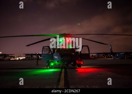 Un elicottero di salvataggio Hawk dell'aeronautica degli Stati Uniti HH-60G assegnato con il 55° Rescue Squadron, Davis-Monthan, AFB, Arizona stand-by alla base della Guardia nazionale aerea di Moffett, California, 28 agosto 2020. L’elicottero e il suo equipaggio partecipano a un’operazione di salvataggio congiunto in overwater a lungo raggio con i membri della 129a Rescue Wing della Guardia nazionale aerea della California per un equipaggio ferito a bordo di una nave portarinfuse al largo della costa di San Francisco. (STATI UNITI Air National Guard foto di Master Sgt. Raggio Aquino) Foto Stock