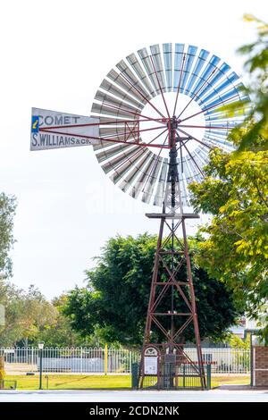 Il mulino a vento Barcaldine simboleggia l'importanza dell'acqua artesiana per l'entroterra. Barcaldine, Western Queensland, Australia Foto Stock