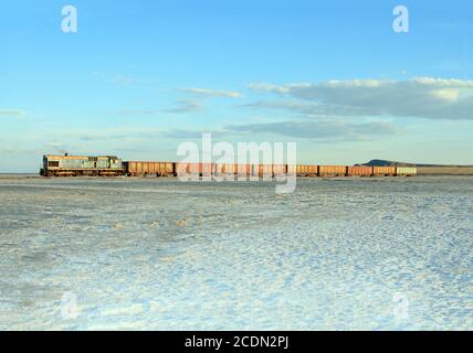 Federazione Russa, Baskunchak - 23 agosto 2015: Vecchio treno arrugginito sul lago salato Baskunchak Foto Stock