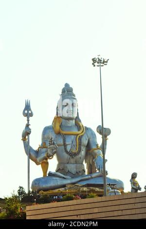 India, Karnataka - 24 febbraio 2013: Statua del Signore Shiva nel tempio di Murudeshwar a Karnataka. Foto Stock